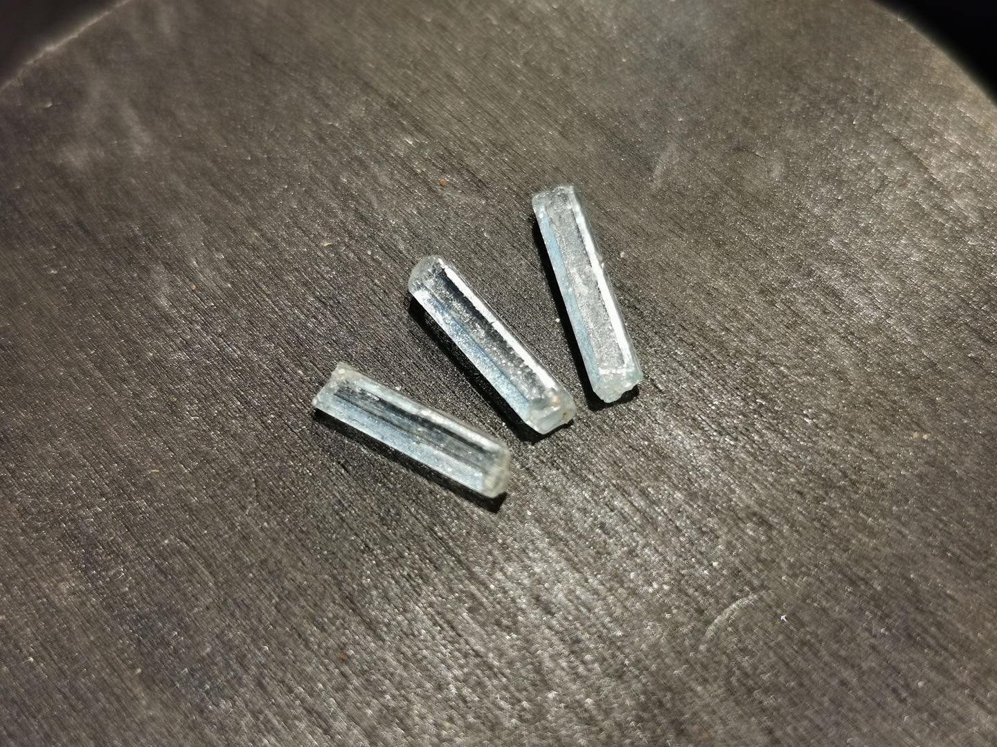 Lotto di tre Acquamarine grezze 2,81 ct