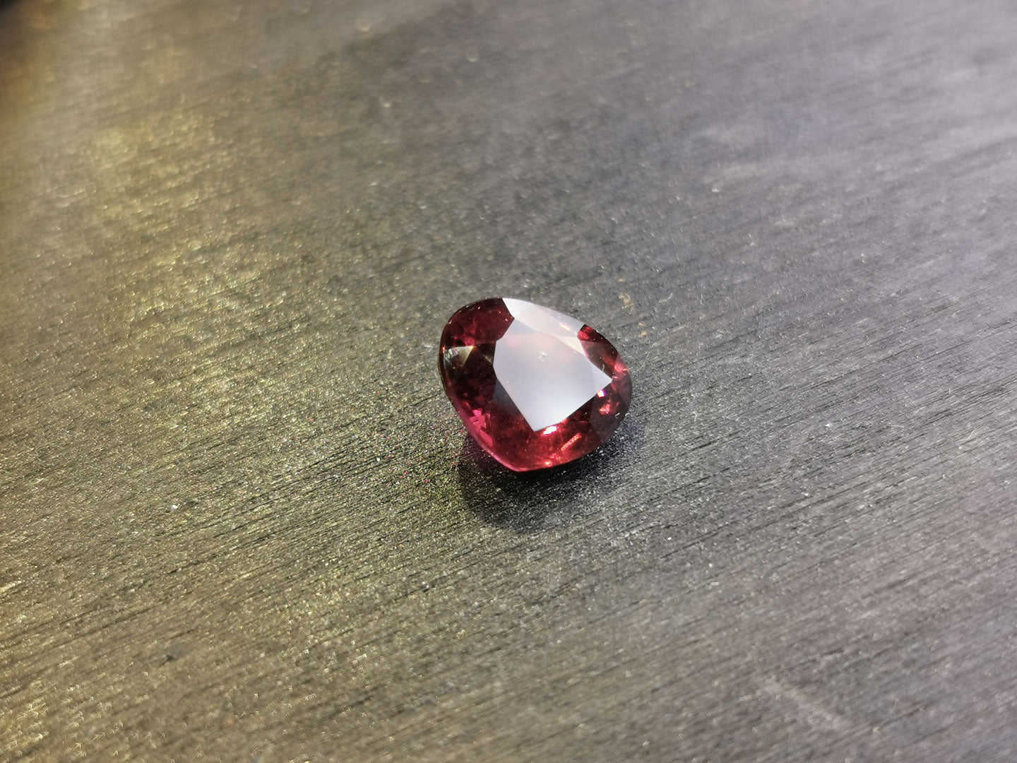 Granato Rodolite taglio goccia 2,49 ct
