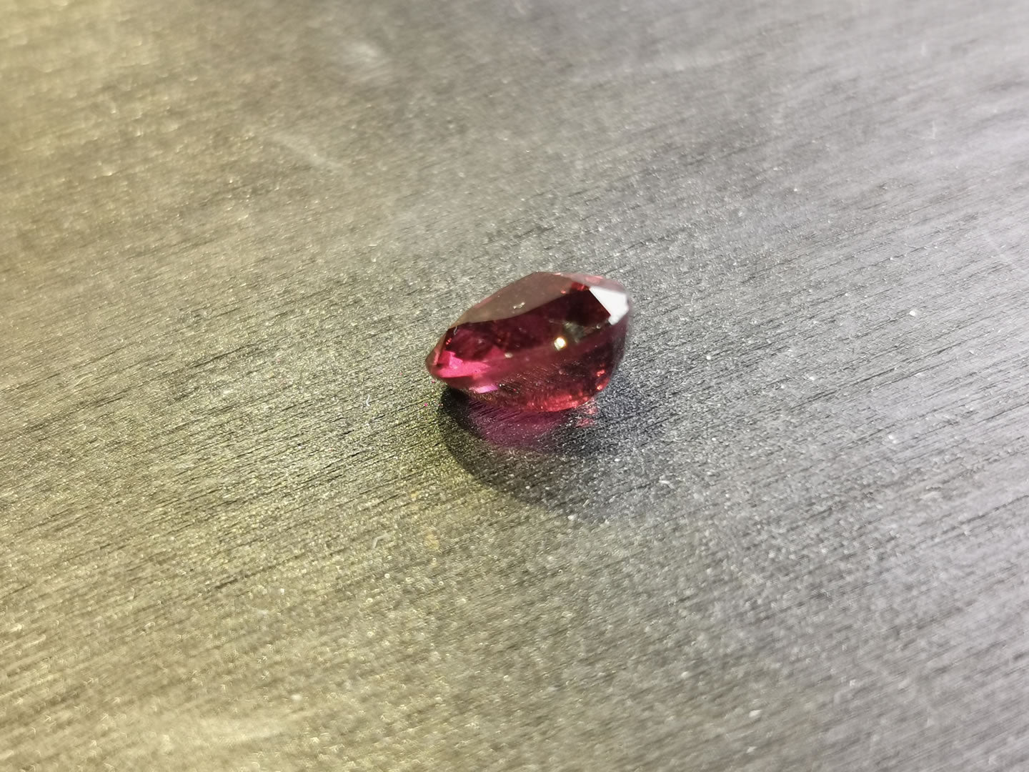 Granato Rodolite taglio goccia 2,49 ct