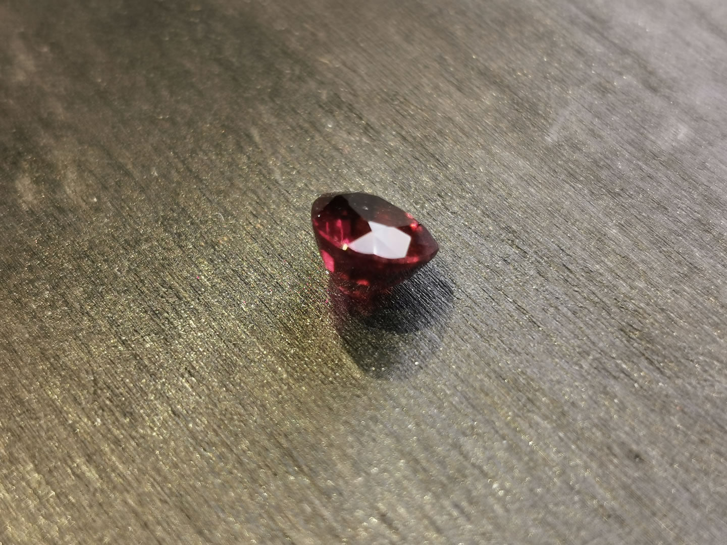 Granato Rodolite taglio goccia 2,49 ct