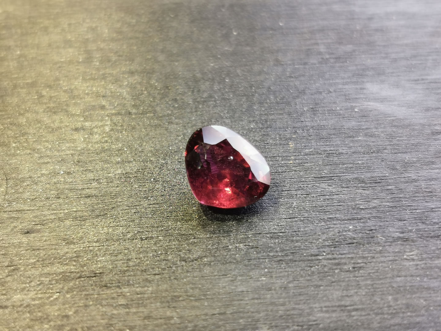 Granato Rodolite taglio goccia 2,49 ct