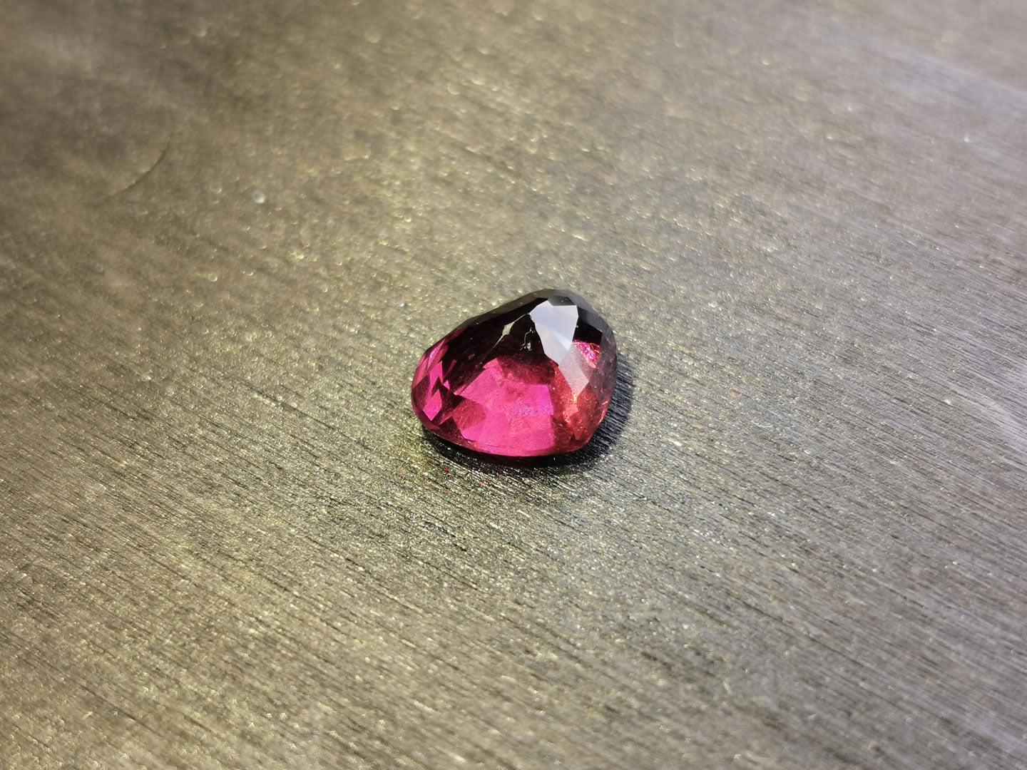 Granato Rodolite taglio goccia 2,49 ct