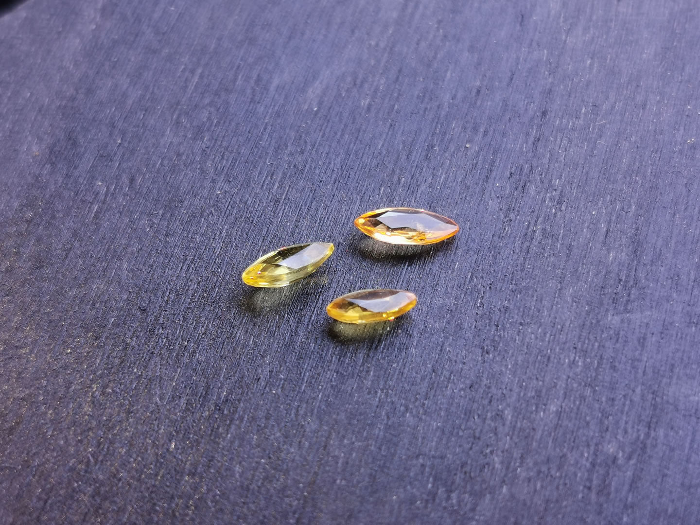 Lotto di 3 Zaffiri giallo arancio taglio marquise 1,15 ct totali