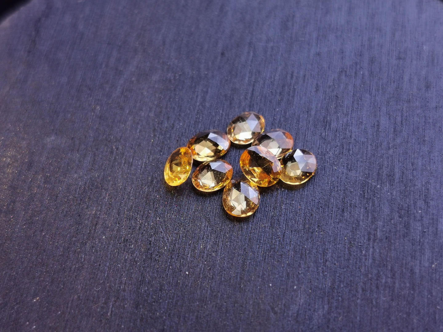 Lotto di 8 Zaffiri giallo taglio rosetta forma ovale 2,54 ct totali
