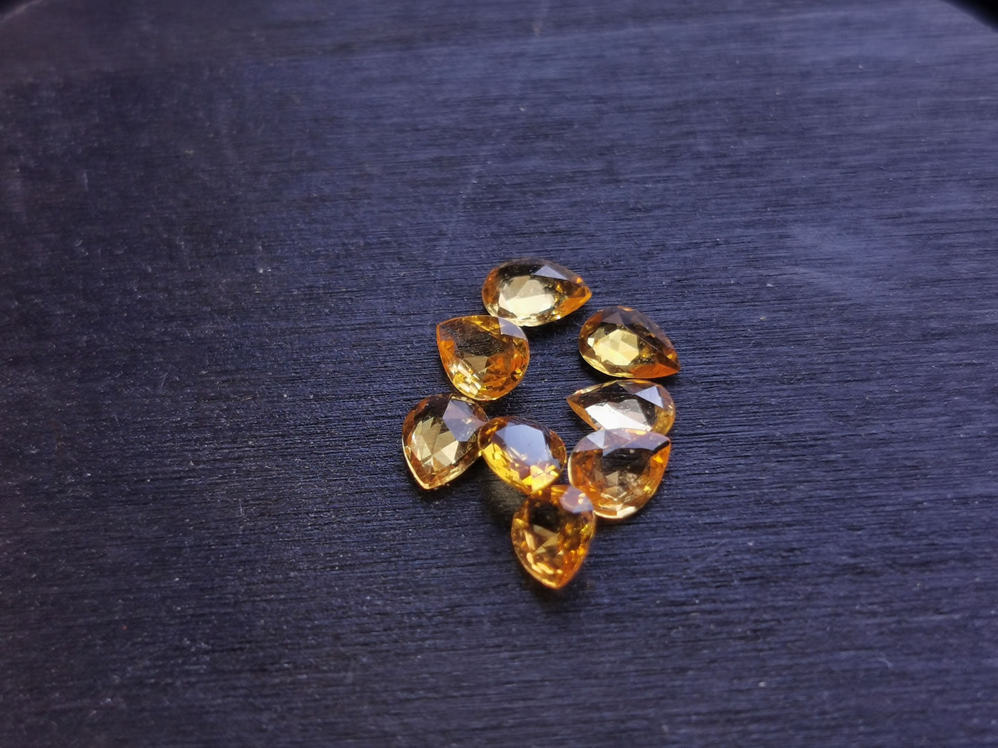 Lotto di 8 Zaffiri arancio taglio rosetta forma goccia 2,32 ct totali