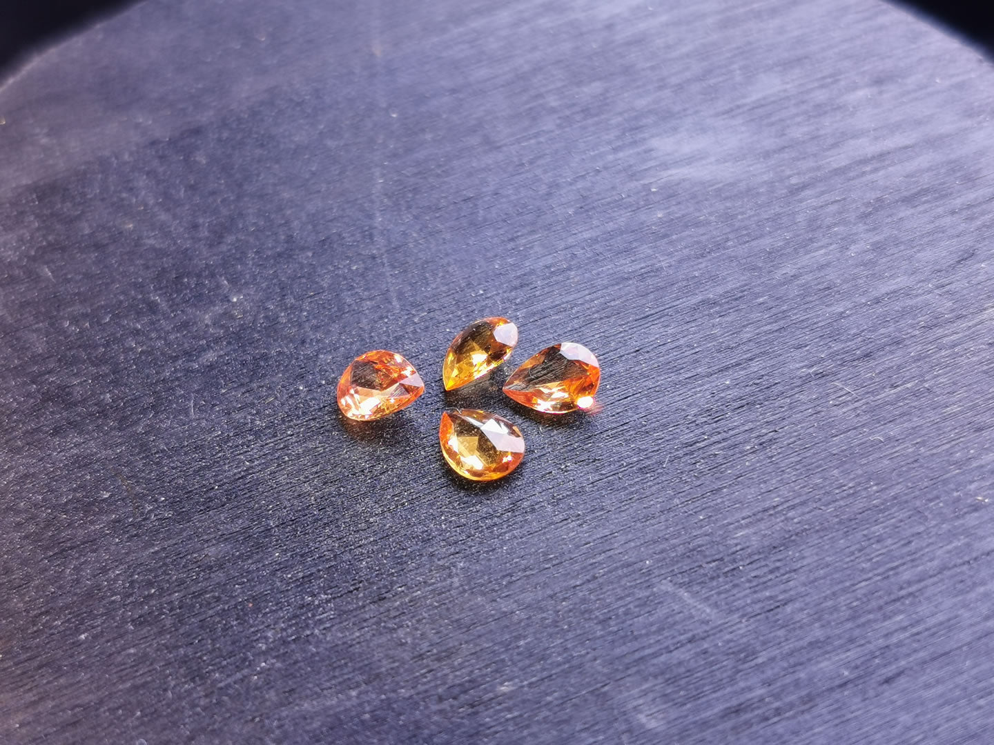 Lotto di 4 Zaffiri arancio taglio rosetta forma goccia 1,24 ct totali
