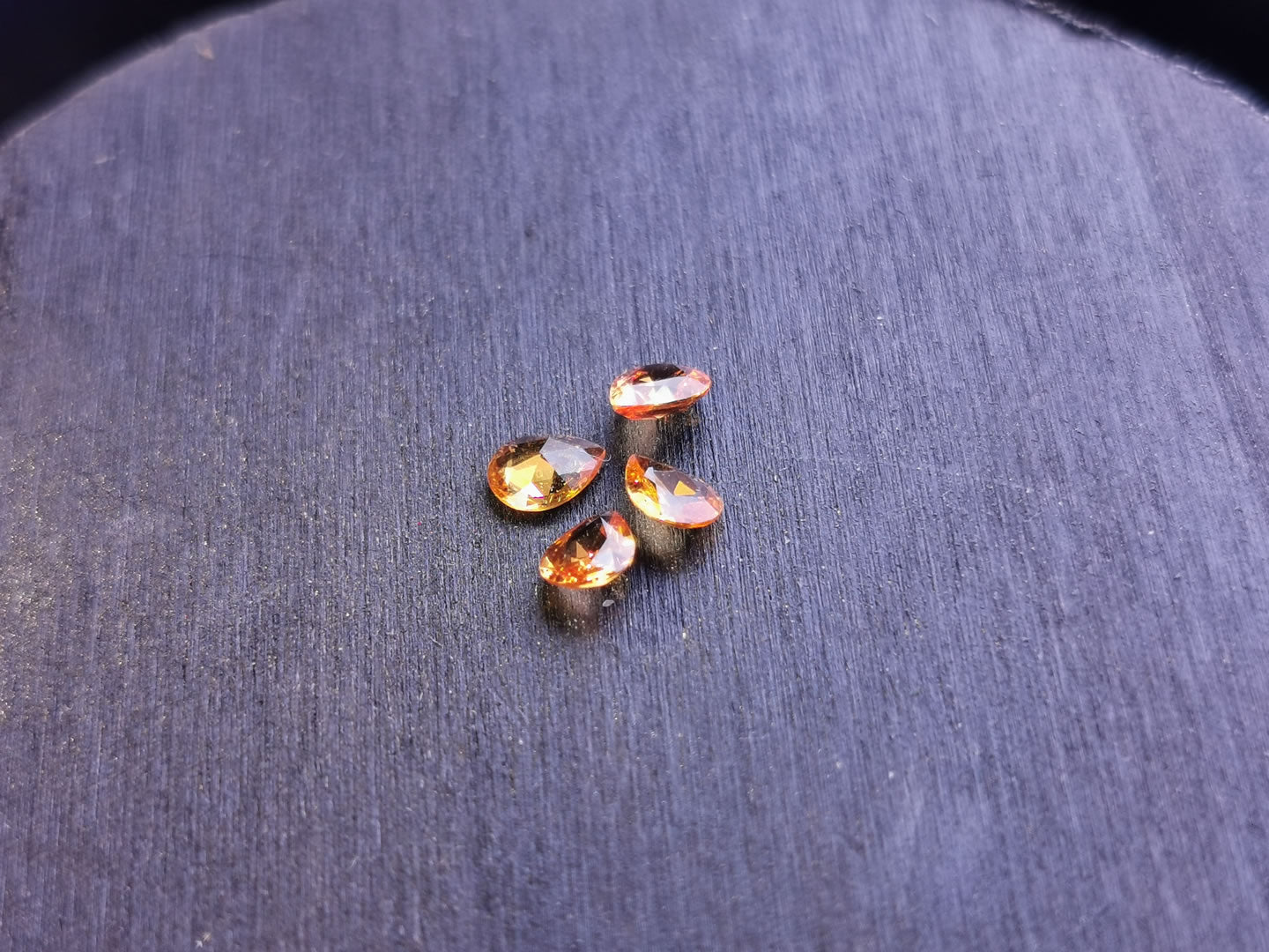 Lotto di 4 Zaffiri arancio taglio rosetta forma goccia 1,24 ct totali