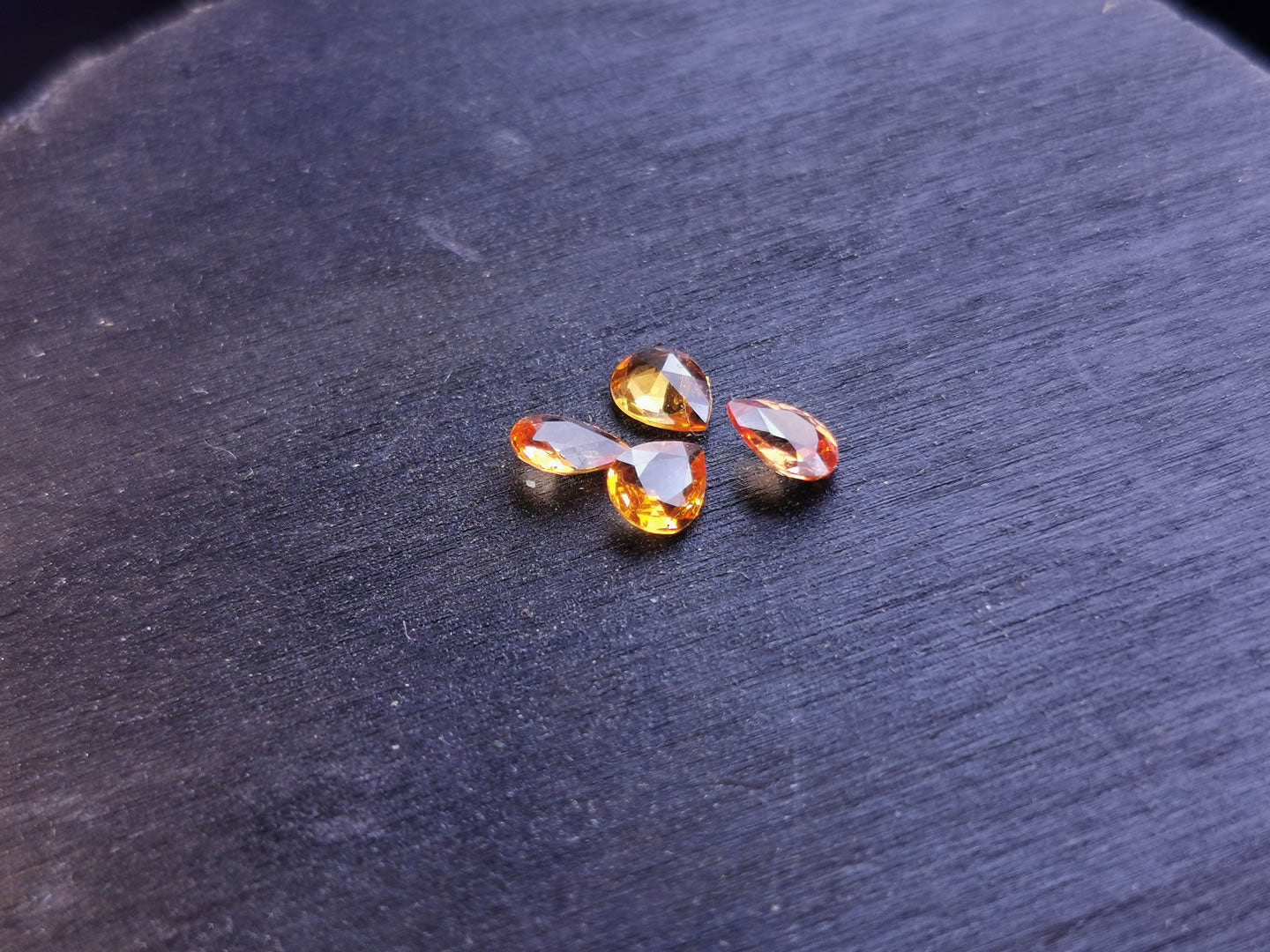 Lotto di 4 Zaffiri arancio taglio rosetta forma goccia 1,24 ct totali