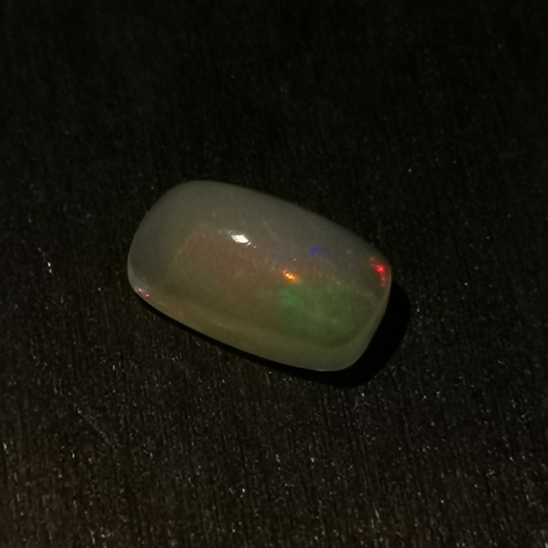 Opale taglio cuscino cabochon 2,19 ct