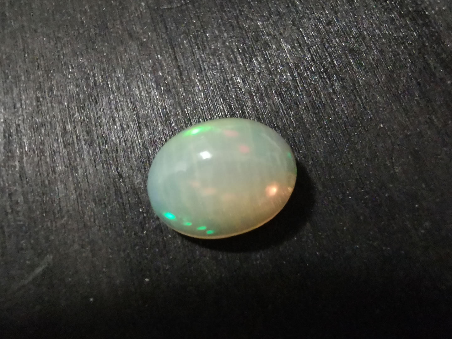 Opale taglio ovale cabochon 3,30 ct