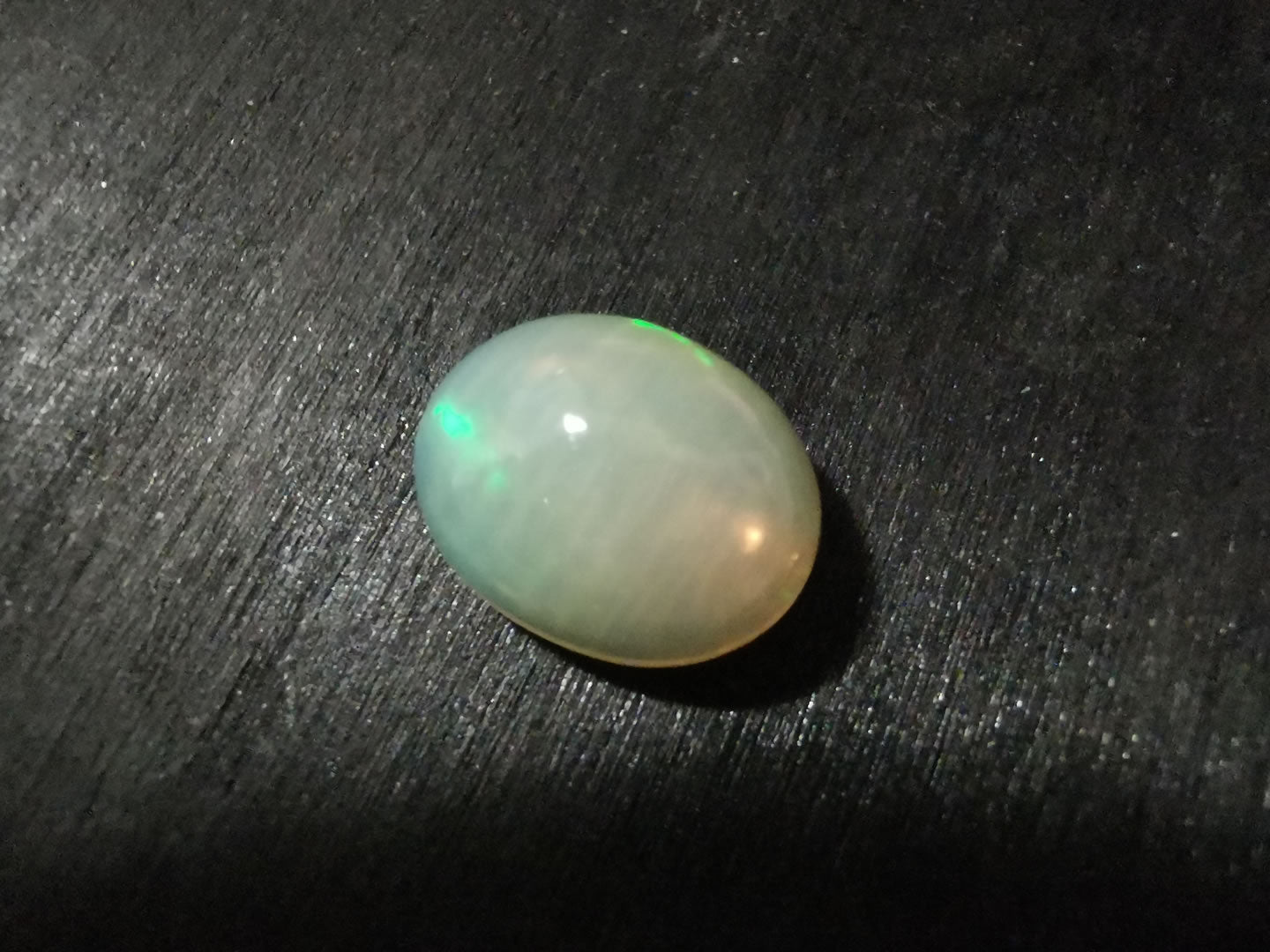Opale taglio ovale cabochon 3,30 ct