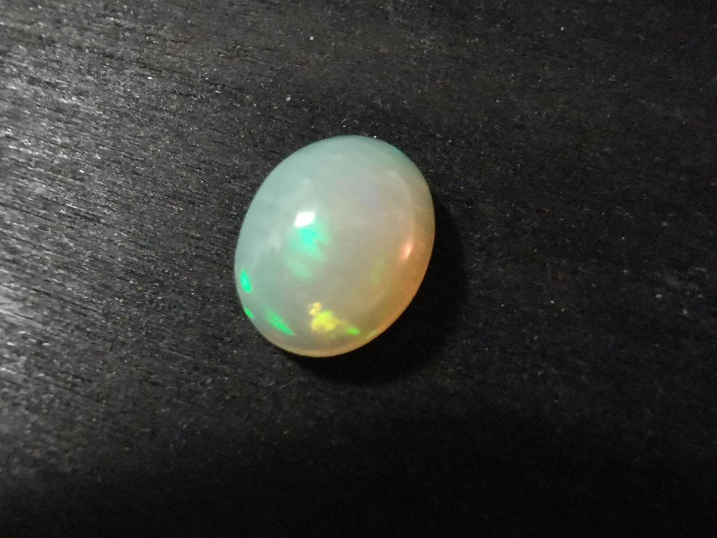 Opale taglio ovale cabochon 3,30 ct