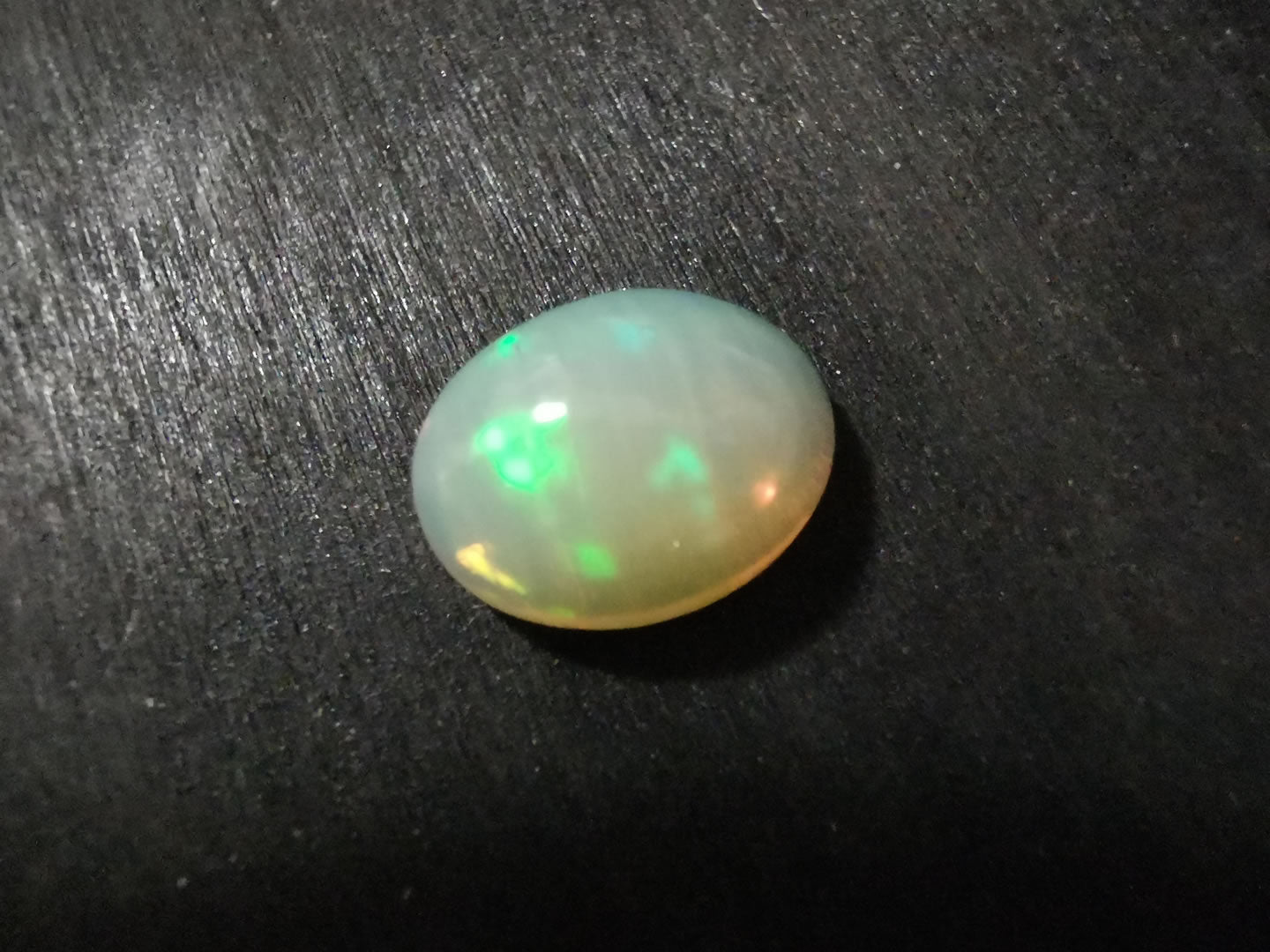 Opale taglio ovale cabochon 3,30 ct