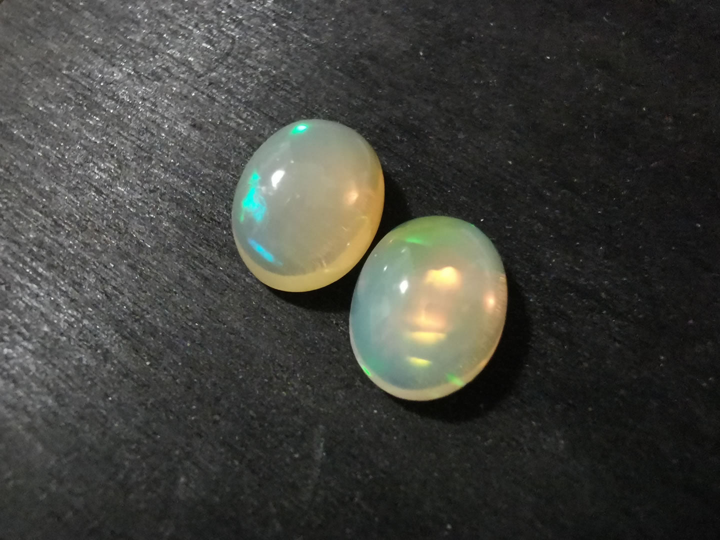 Coppia di Opali taglio ovale cabochon 5,50 ct totali