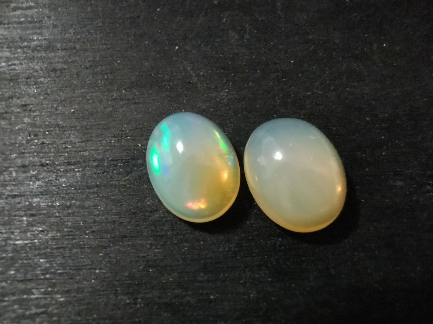 Coppia di Opali taglio ovale cabochon 5,50 ct totali