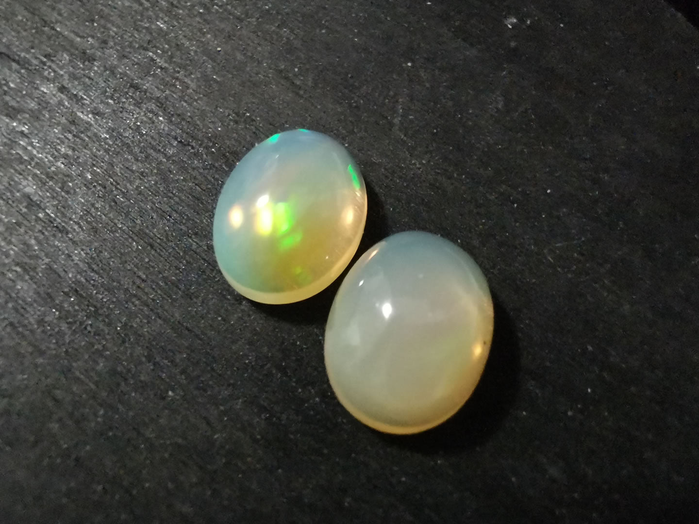 Coppia di Opali taglio ovale cabochon 5,50 ct totali