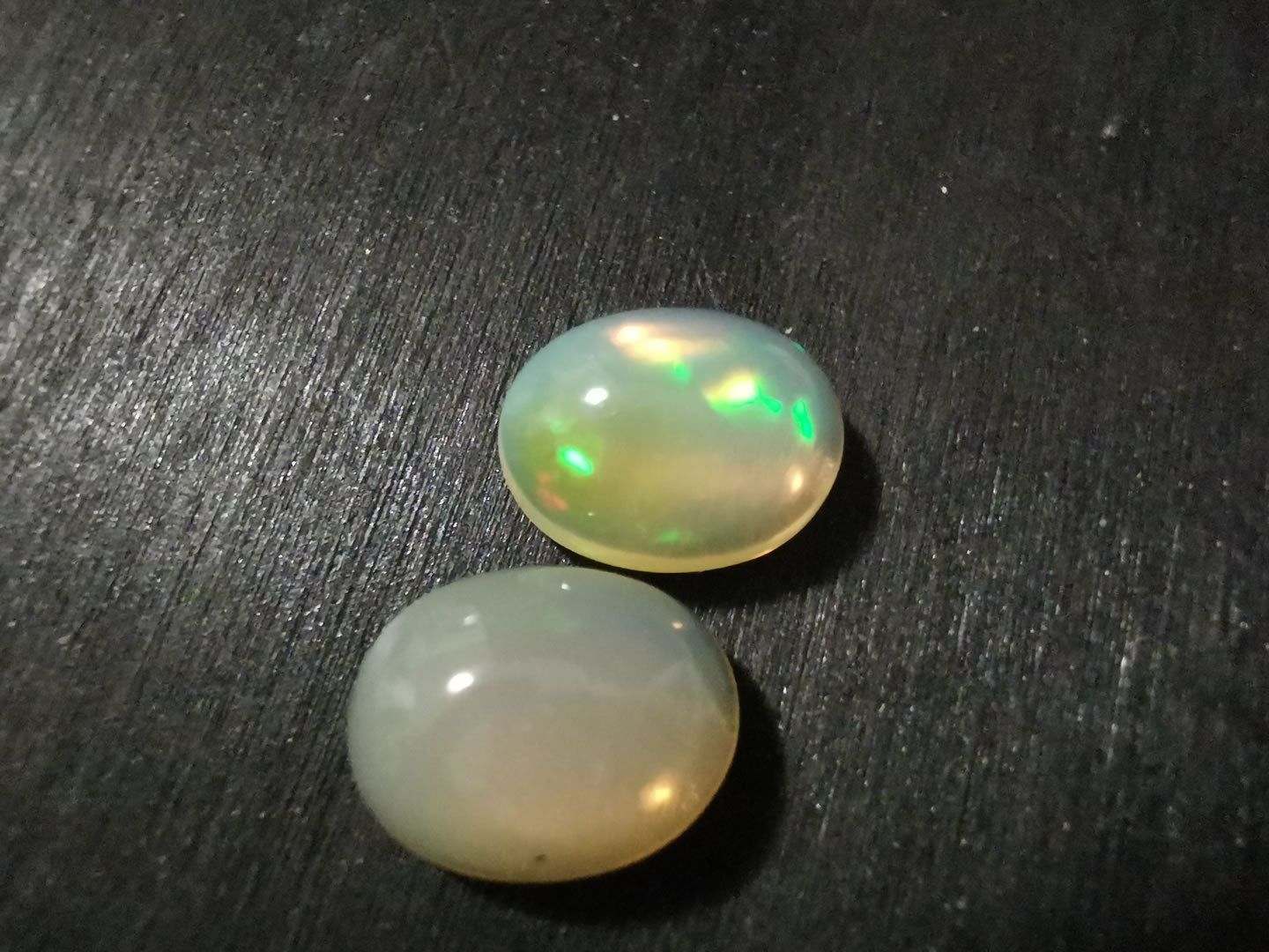 Coppia di Opali taglio ovale cabochon 5,50 ct totali