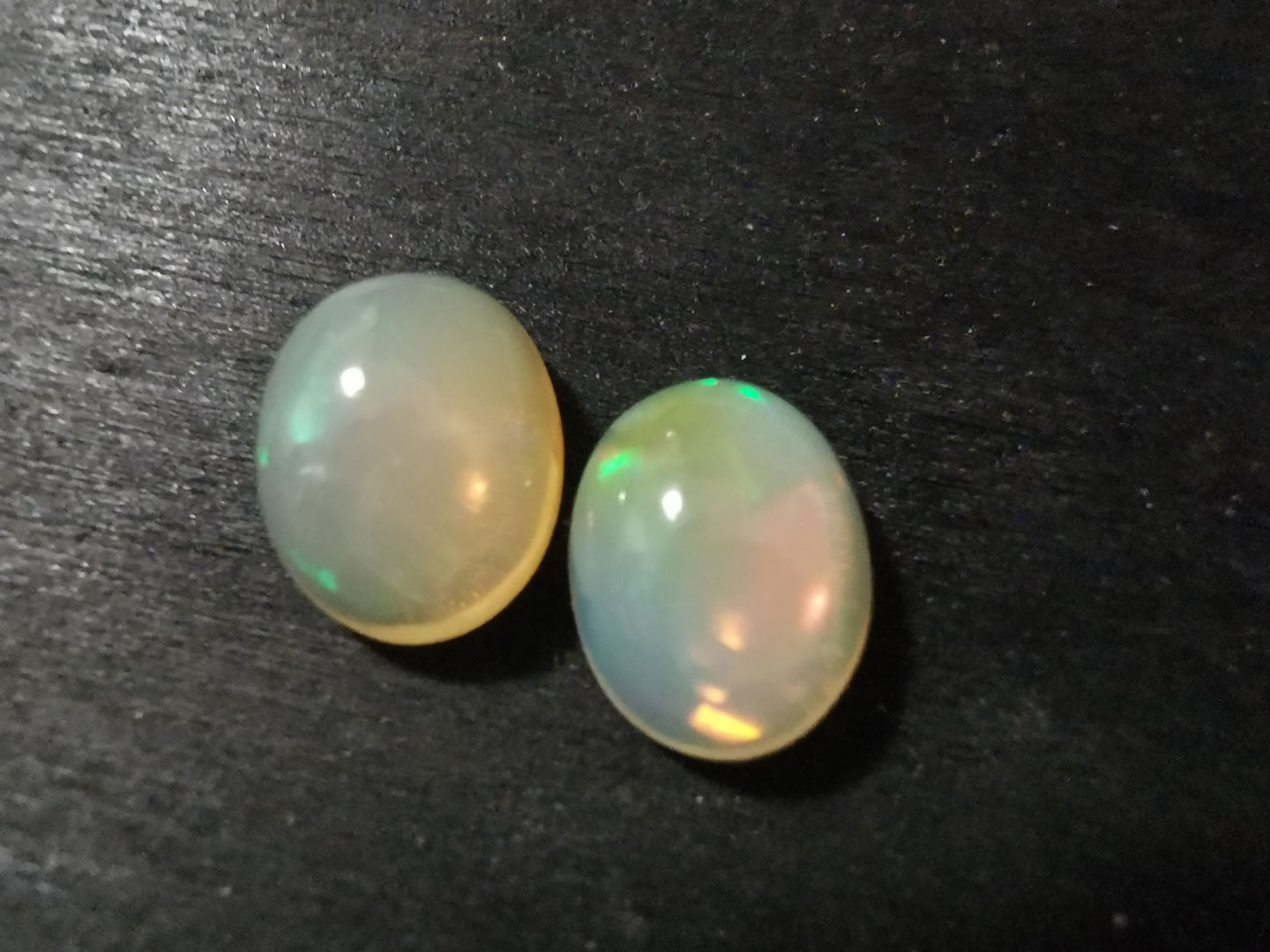 Coppia di Opali taglio ovale cabochon 5,50 ct totali