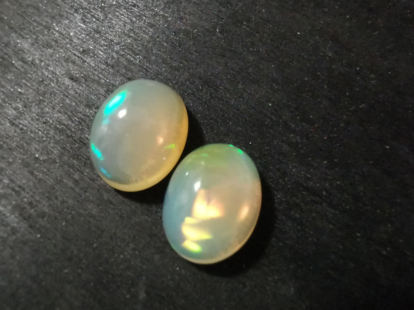 Coppia di Opali taglio ovale cabochon 5,50 ct totali
