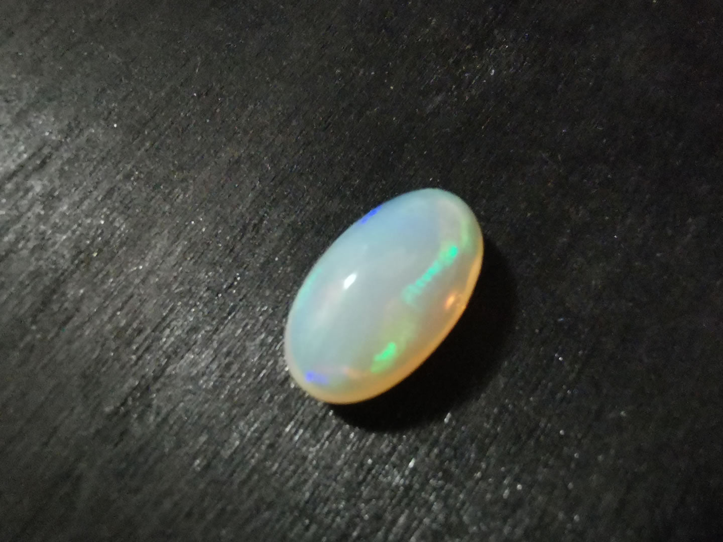 Opale taglio ovale cabochon doppio 3,62 ct