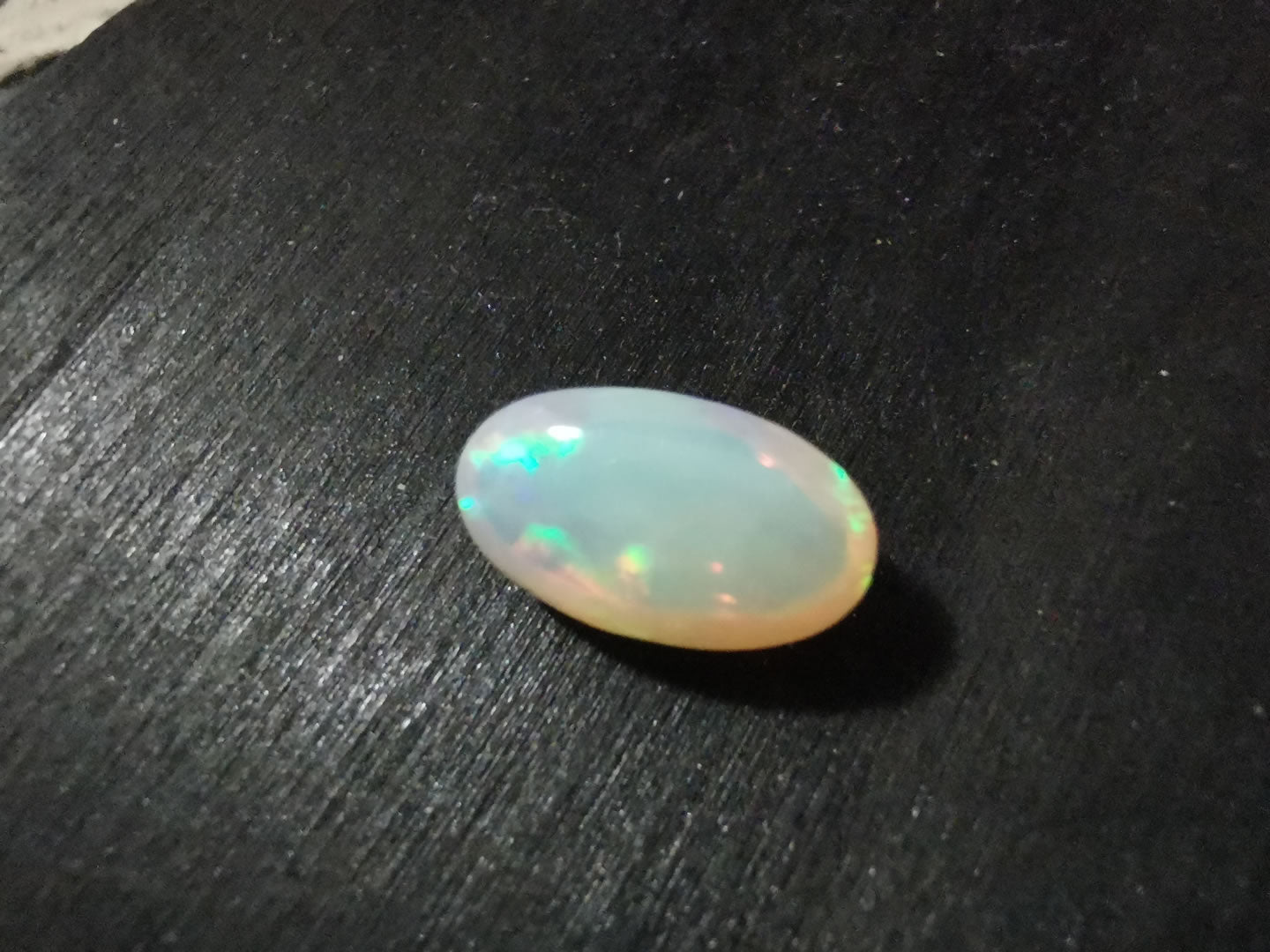 Opale taglio ovale cabochon doppio 3,62 ct