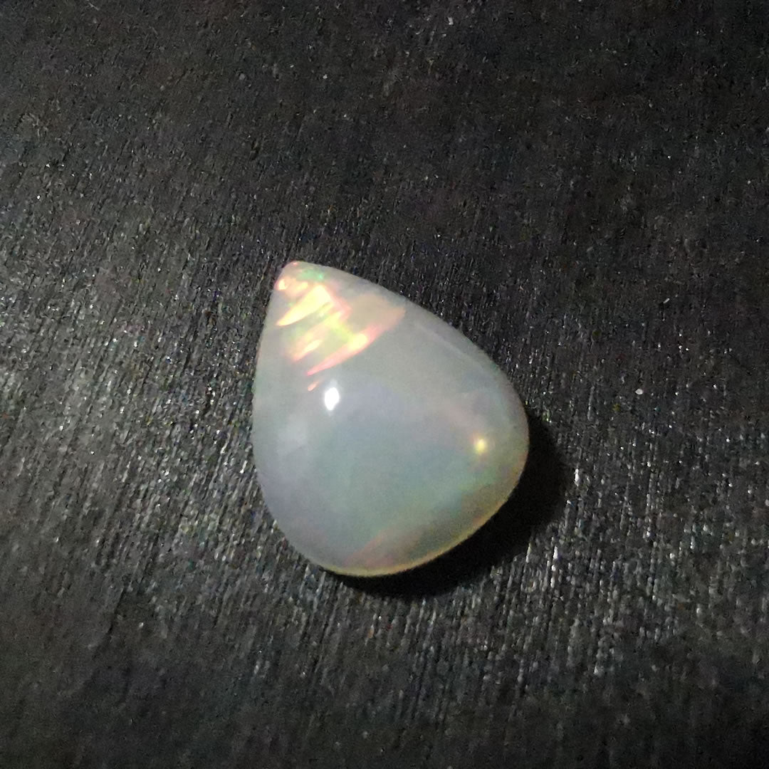 Opale taglio goccia cabochon 3,28 ct