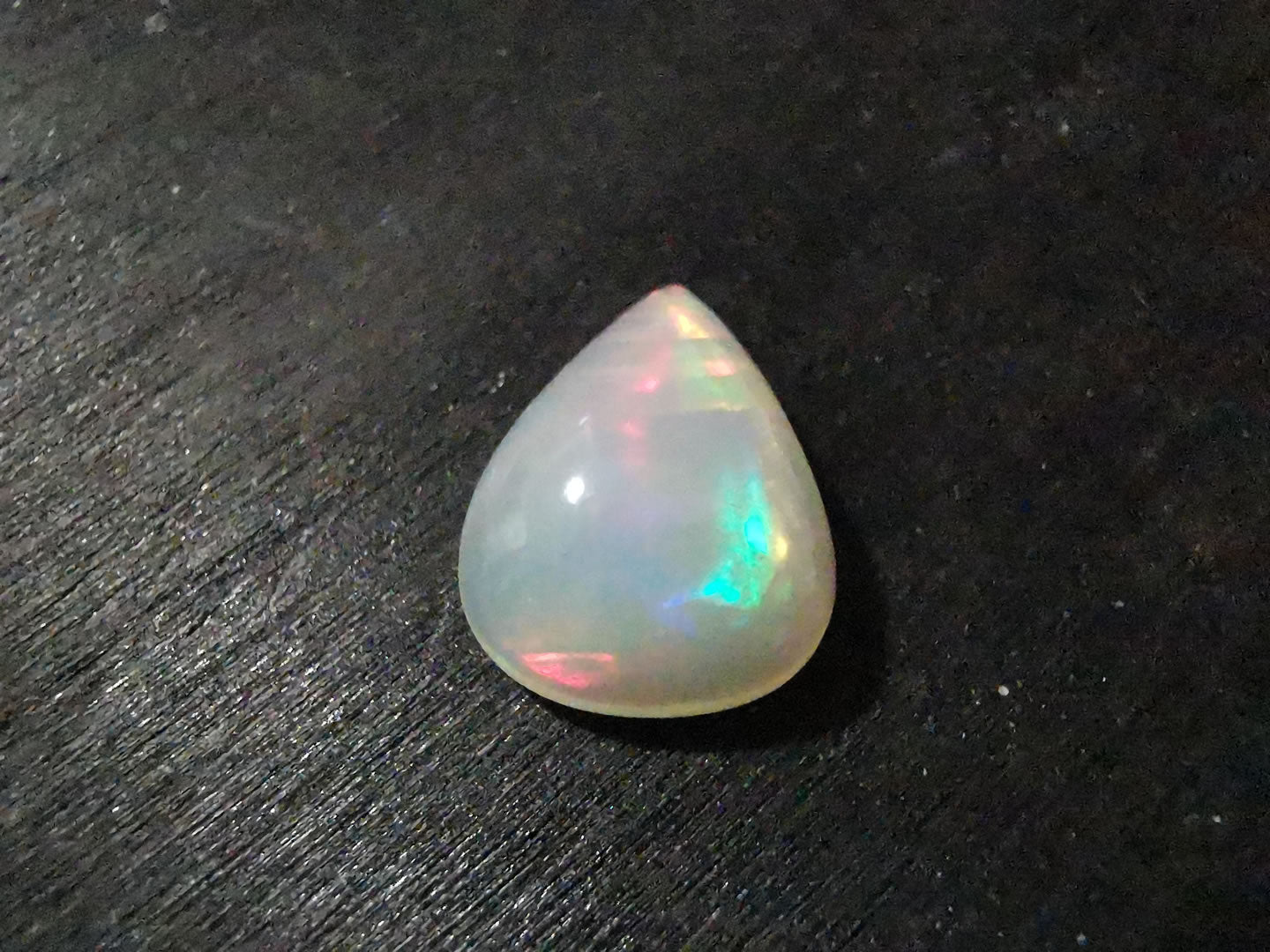 Opale taglio goccia cabochon 3,28 ct