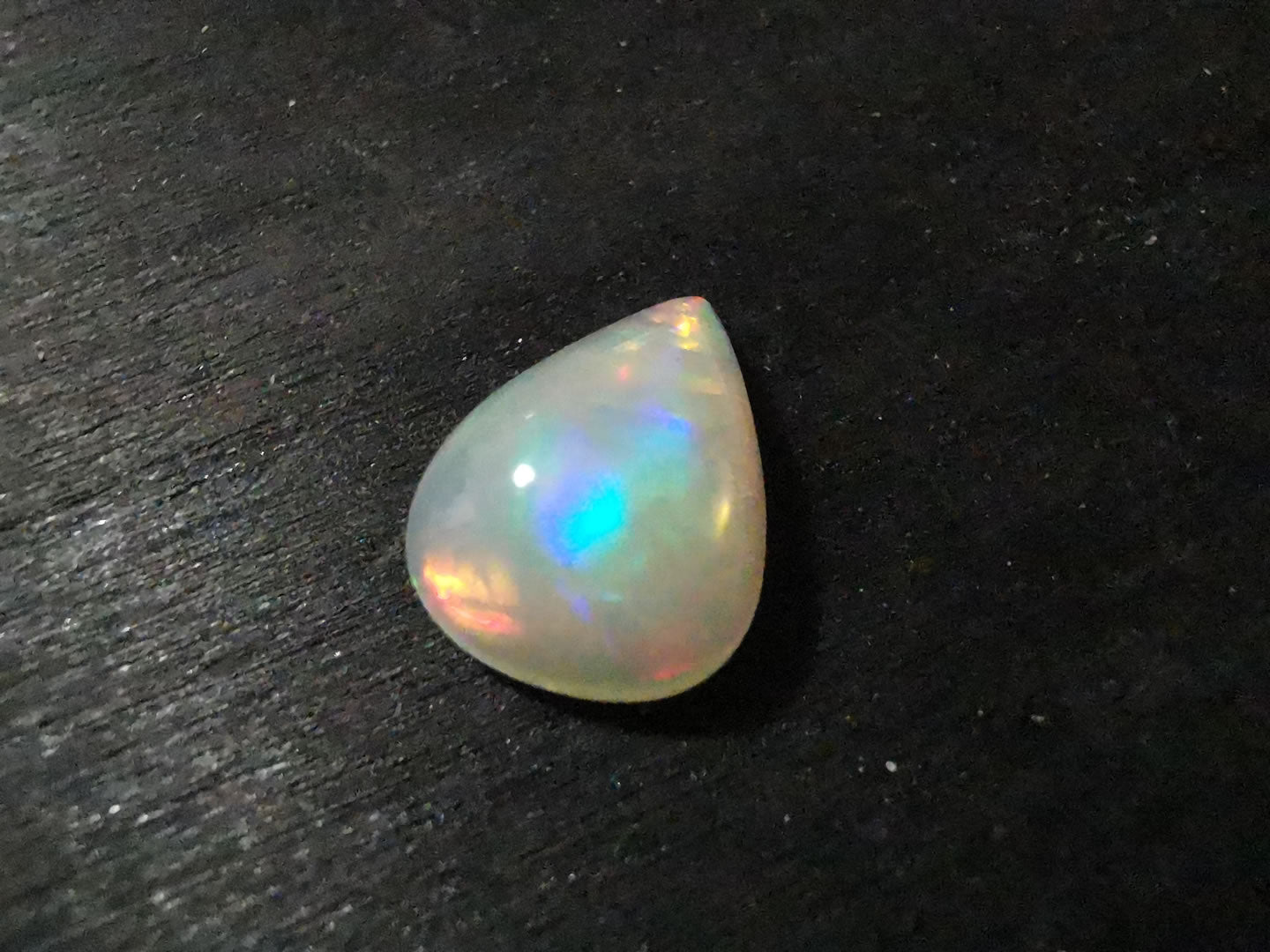 Opale taglio goccia cabochon 3,28 ct