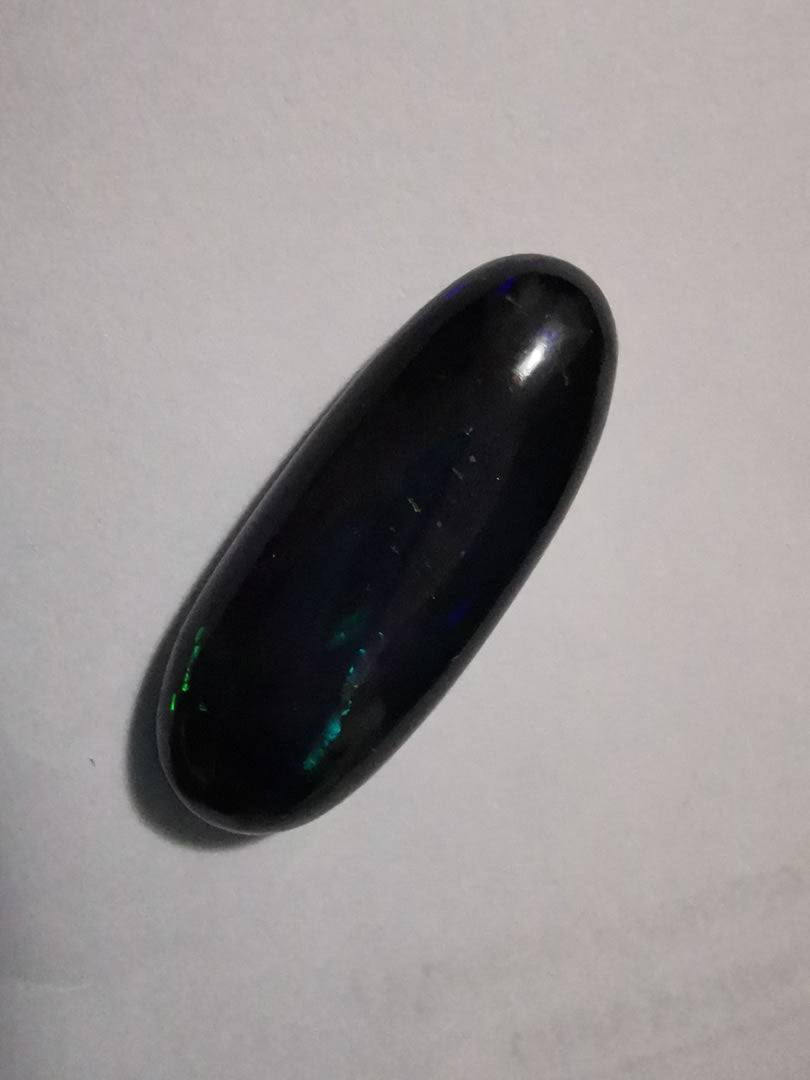 Opale taglio ovale allungato cabochon 15,17 ct