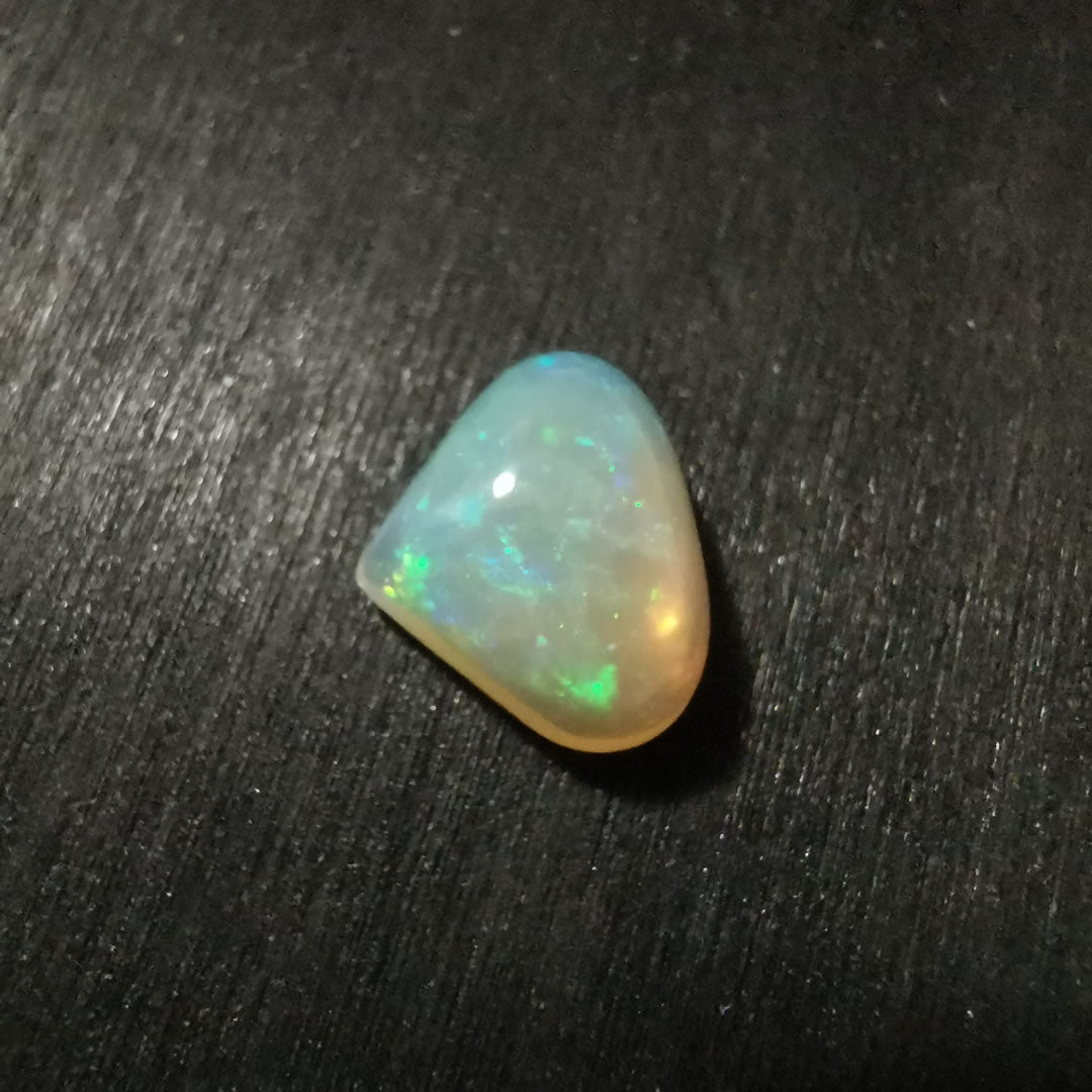 Opale taglio goccia cabochon 2,20 ct