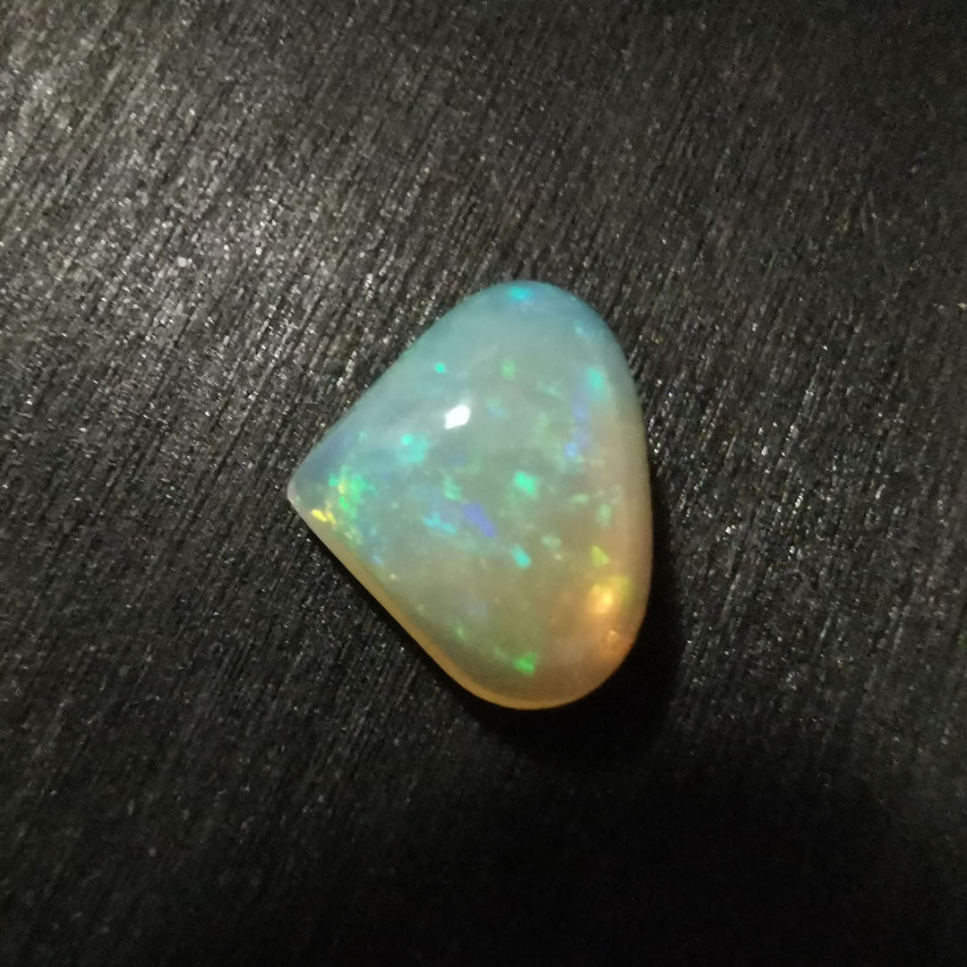 Opale taglio goccia cabochon 2,20 ct