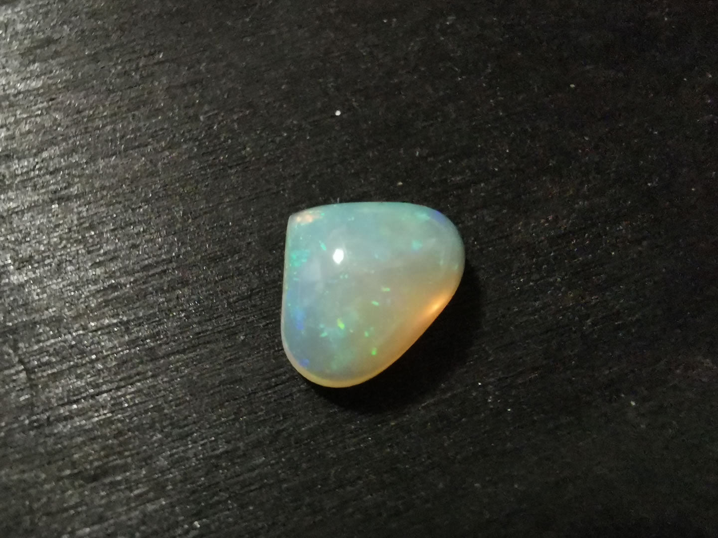 Opale taglio goccia cabochon 2,20 ct