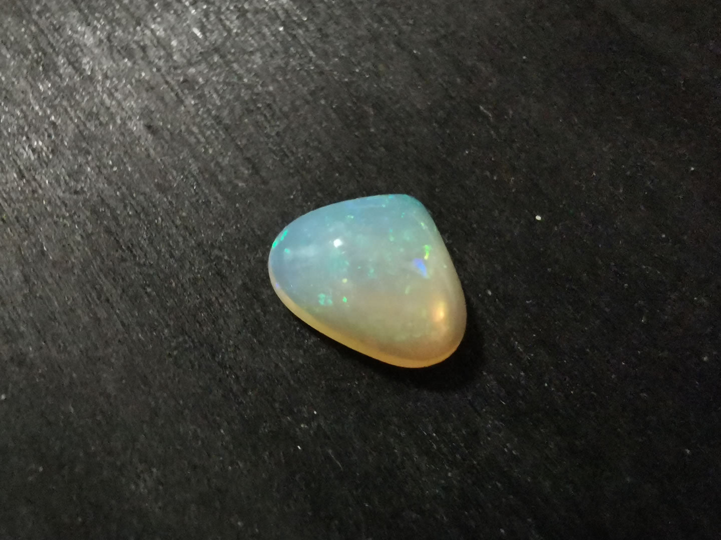 Opale taglio goccia cabochon 2,20 ct