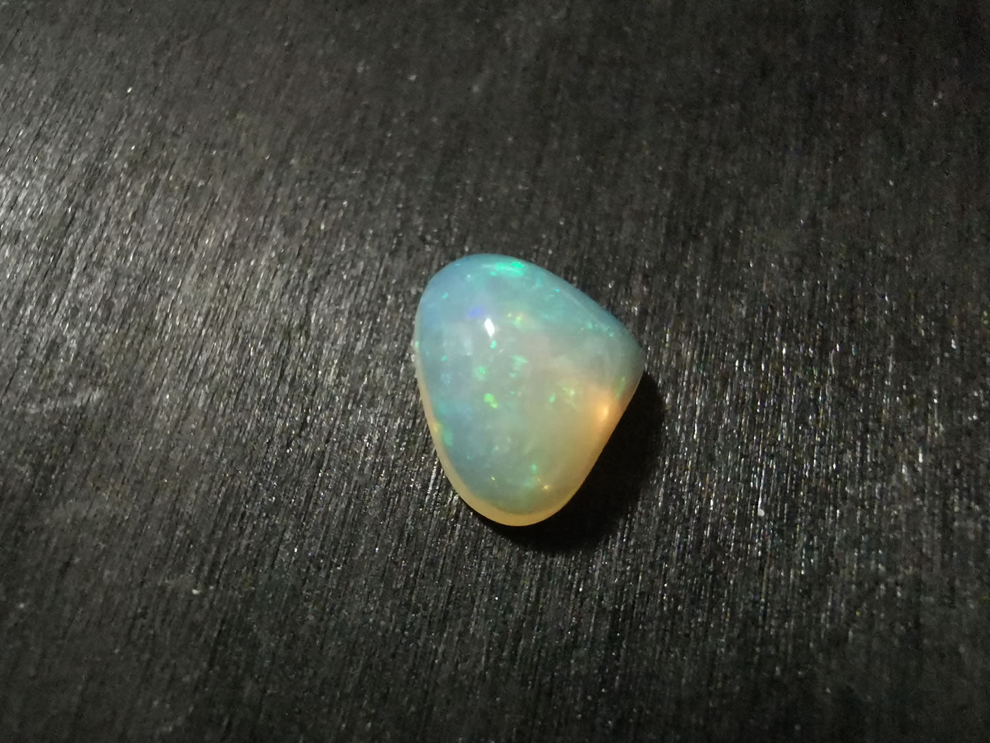 Opale taglio goccia cabochon 2,20 ct