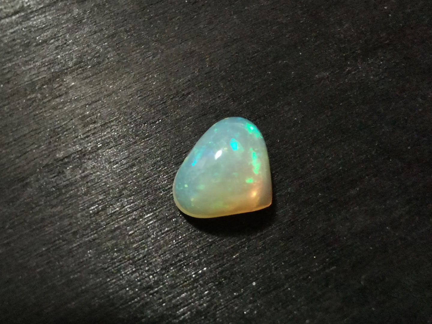 Opale taglio goccia cabochon 2,20 ct