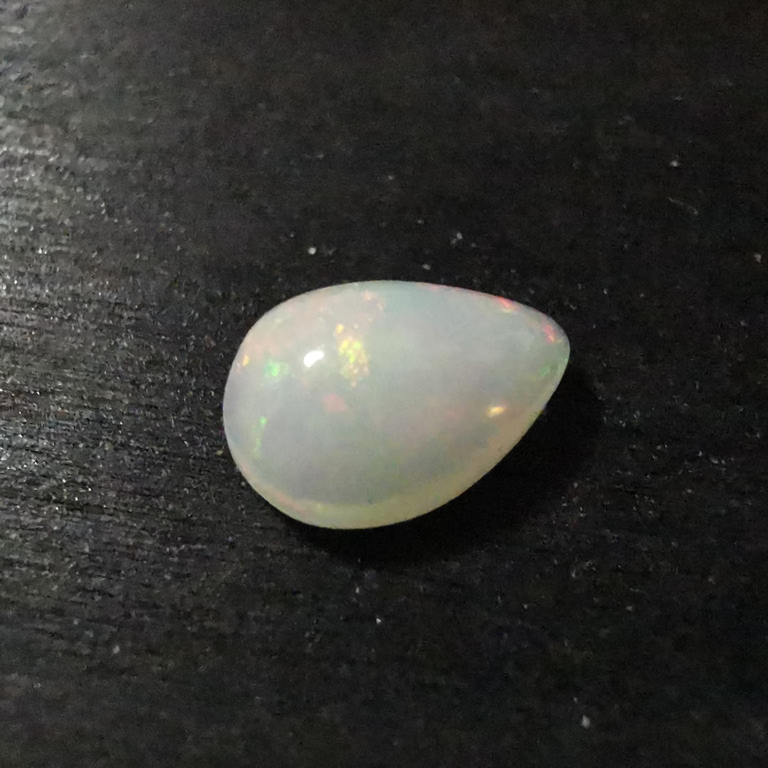 Opale taglio goccia cabochon 2,00 ct