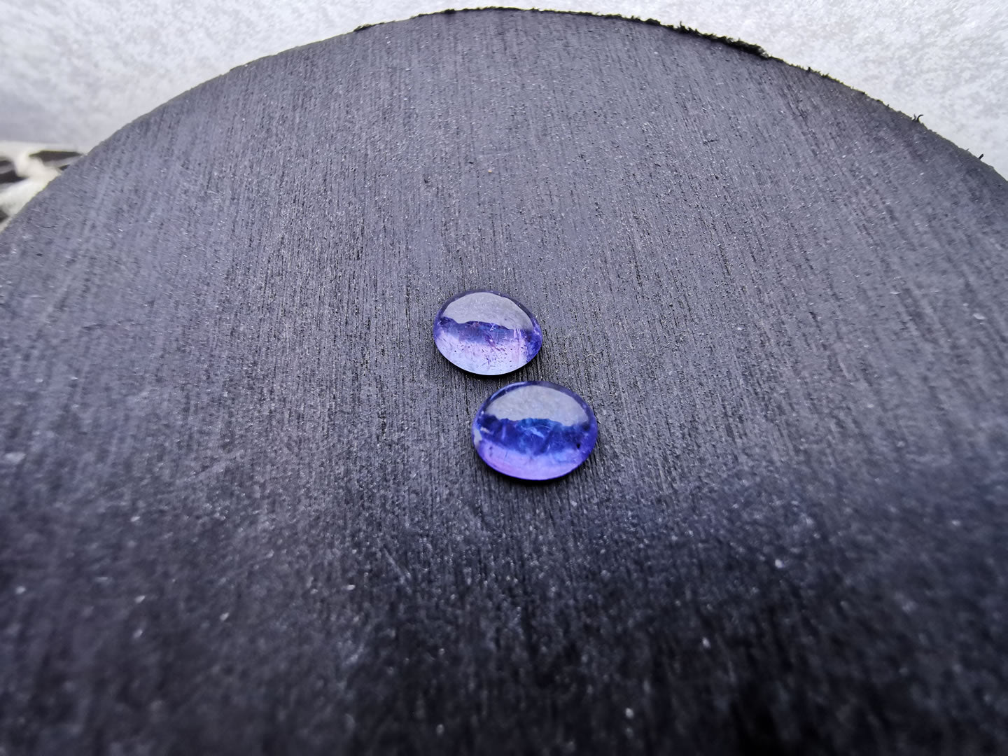Coppia di Tanzaniti taglio ovale cabochon 2,21 ct