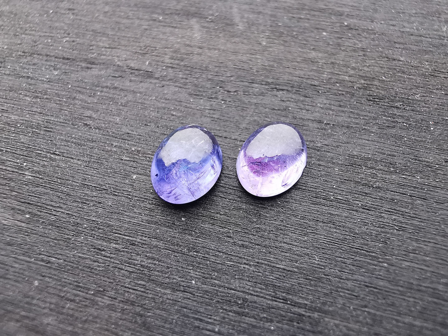 Coppia di Tanzaniti taglio ovale cabochon 2,21 ct