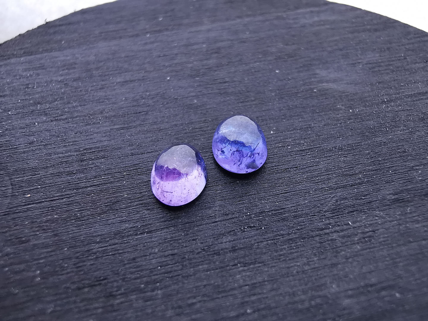 Coppia di Tanzaniti taglio ovale cabochon 2,21 ct