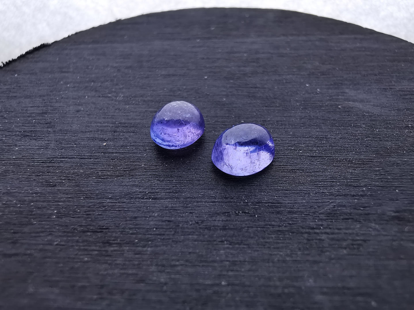 Coppia di Tanzaniti taglio ovale cabochon 2,85 ct