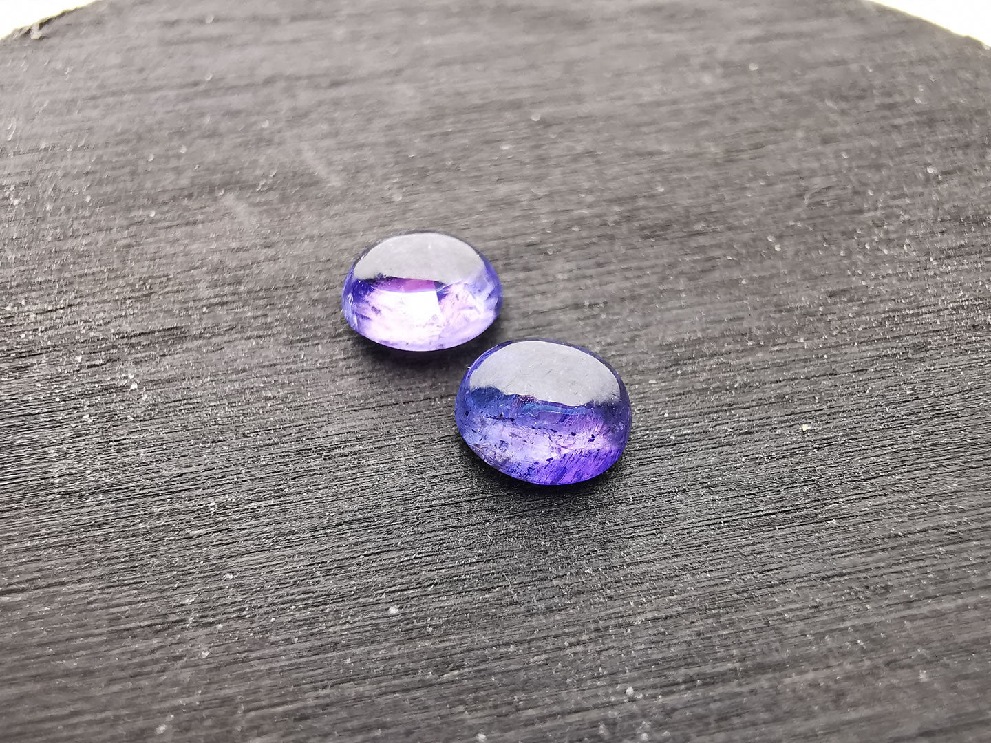 Coppia di Tanzaniti taglio ovale cabochon 2,23 ct