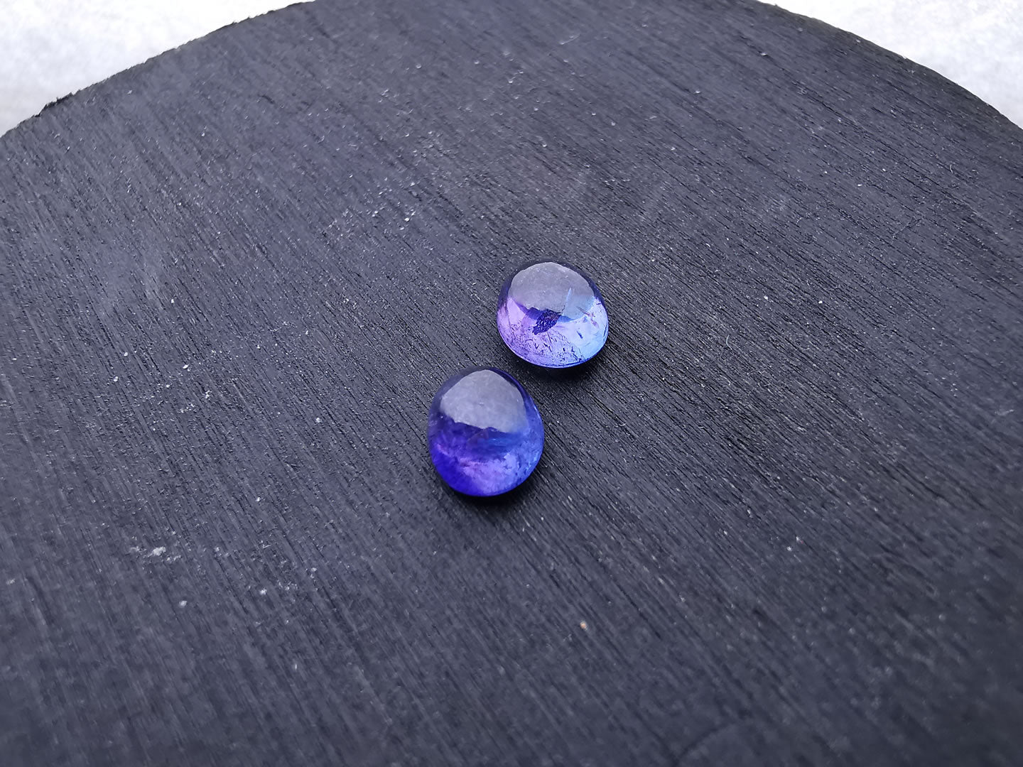 Coppia di Tanzaniti taglio ovale cabochon 2,23 ct