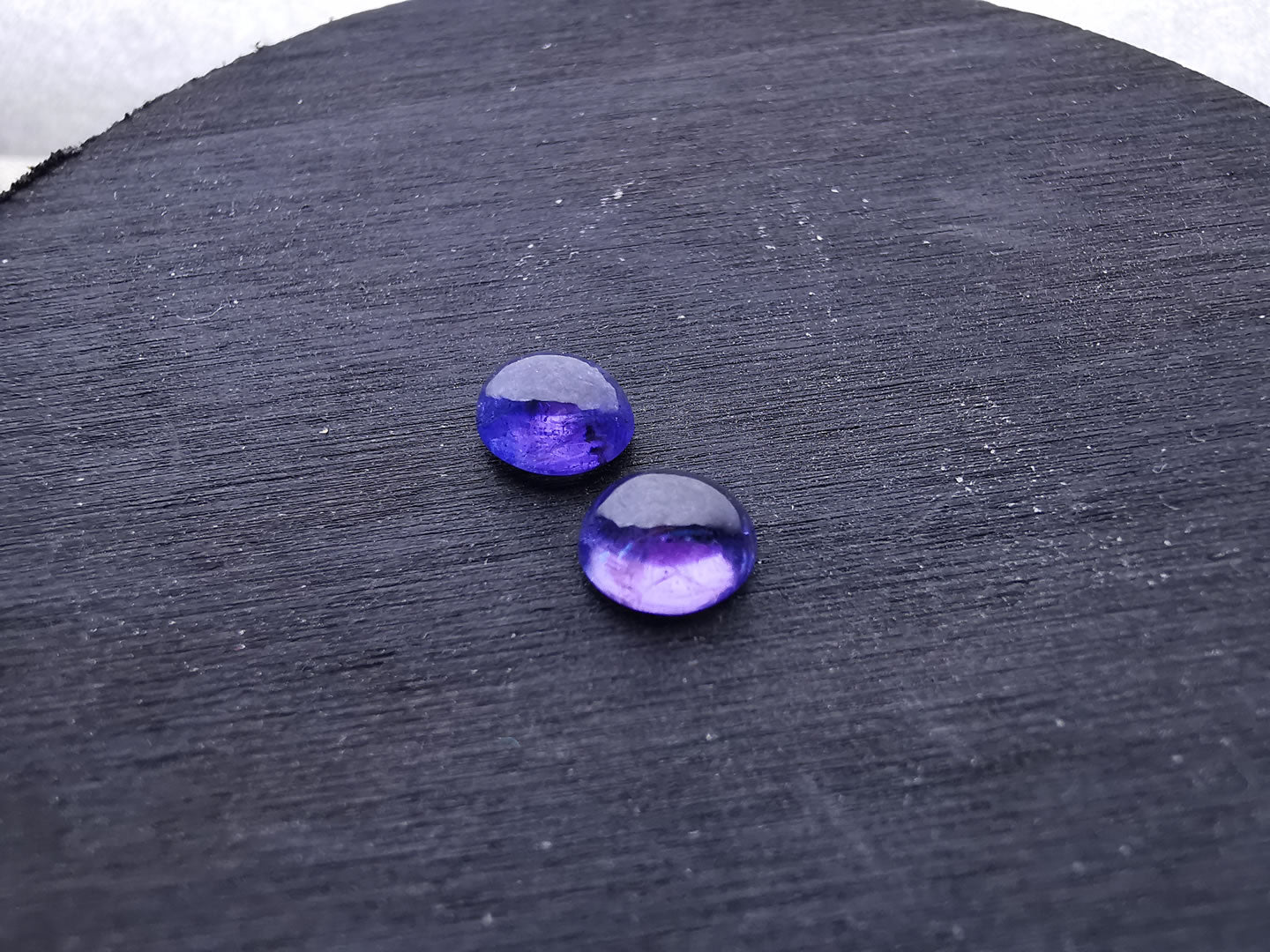 Coppia di Tanzaniti taglio ovale cabochon 2,23 ct