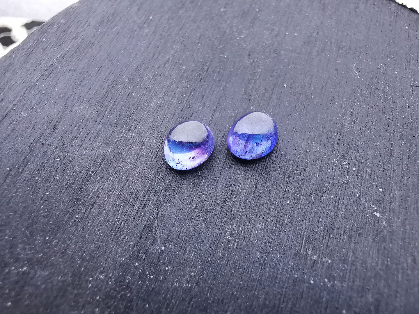 Coppia di Tanzaniti taglio ovale cabochon 2,23 ct