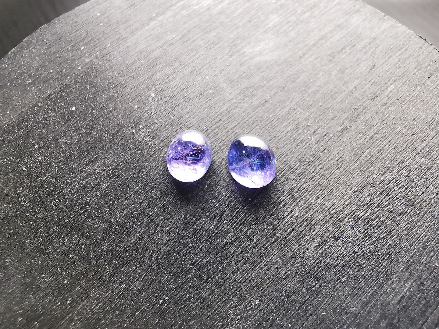 Coppia di Tanzaniti taglio ovale cabochon 3,29 ct