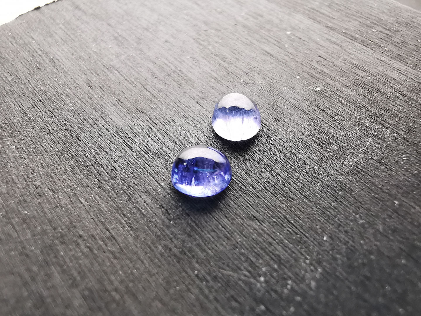 Coppia di Tanzaniti taglio ovale cabochon 1,62 ct