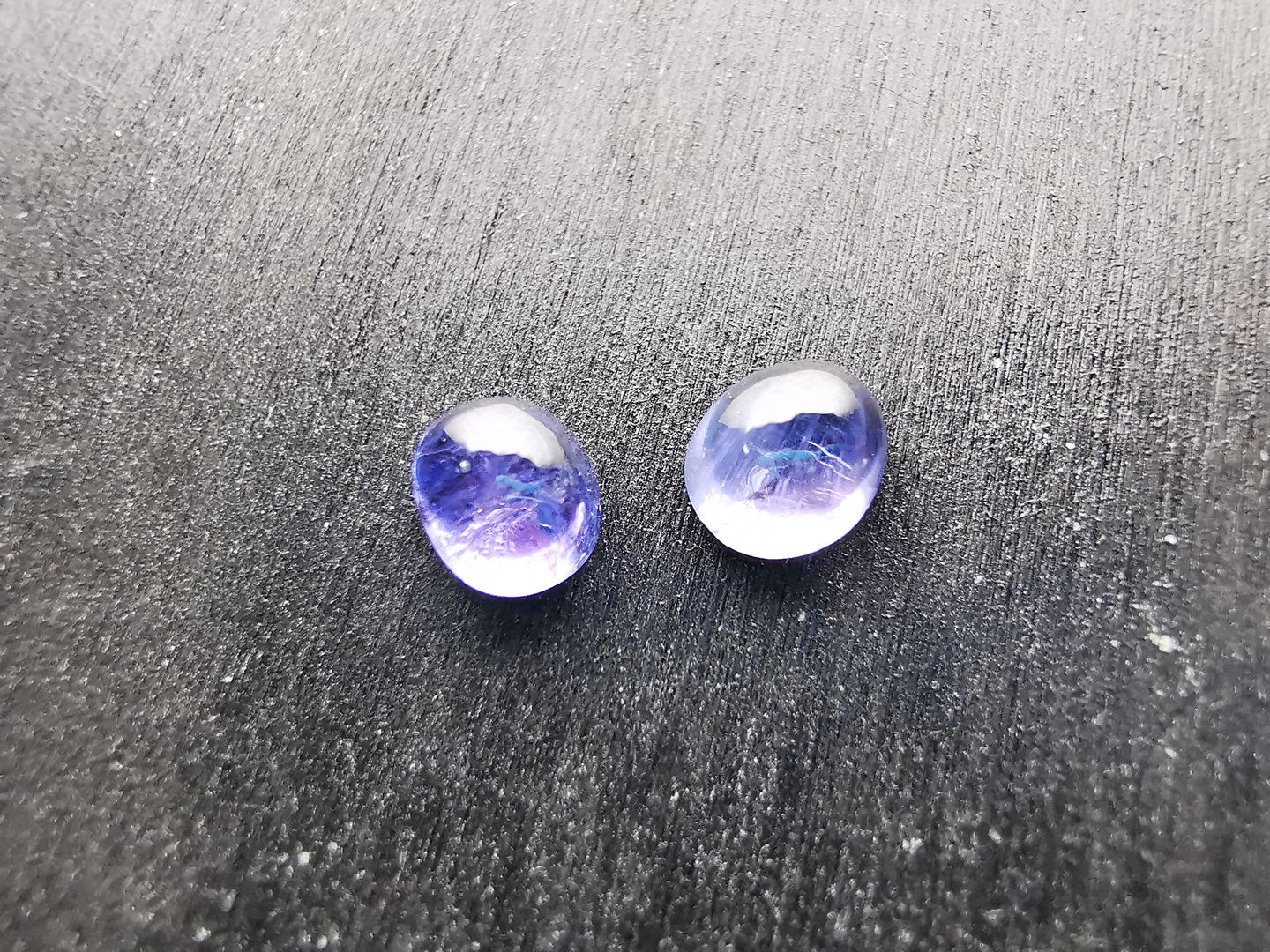 Coppia di Tanzaniti taglio ovale cabochon 1,62 ct