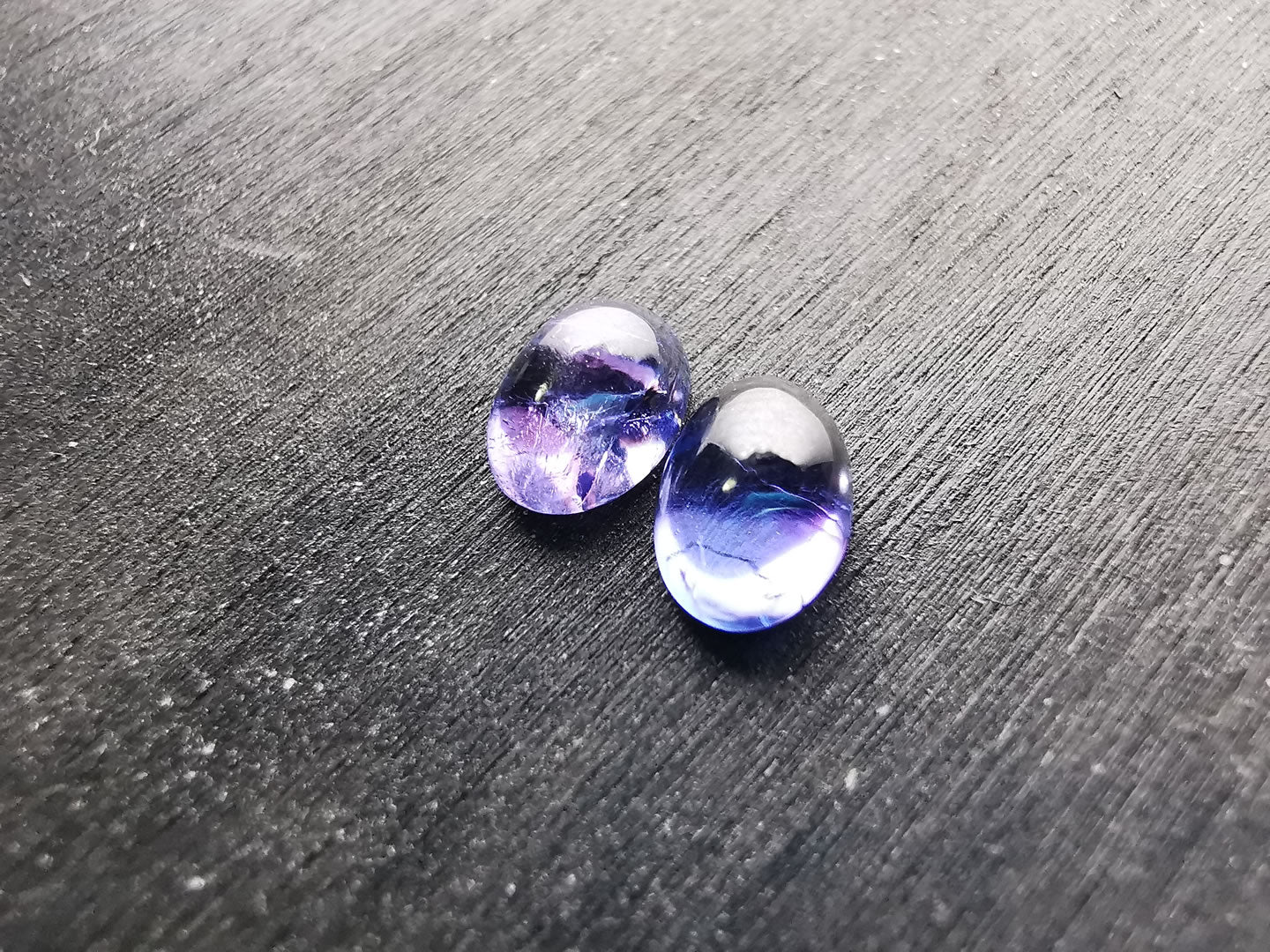 Coppia di Tanzaniti taglio ovale cabochon 1,81 ct