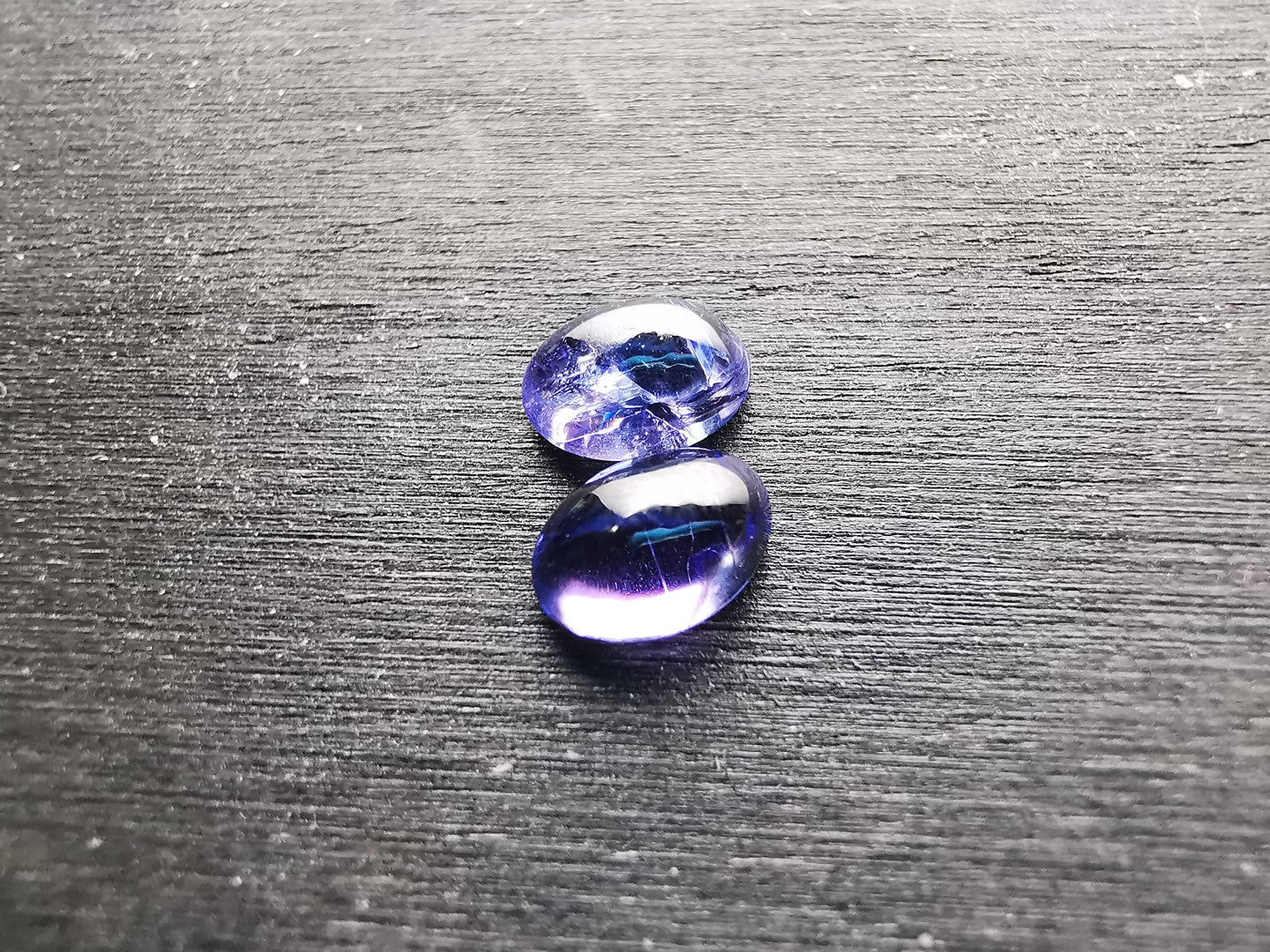 Coppia di Tanzaniti taglio ovale cabochon 1,81 ct
