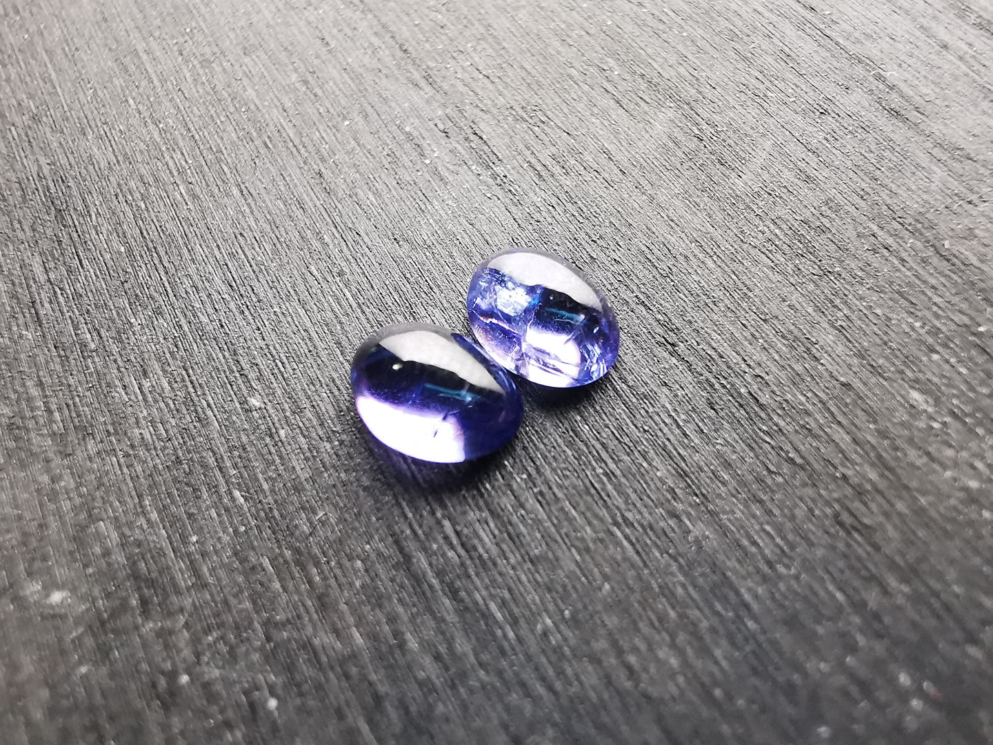 Coppia di Tanzaniti taglio ovale cabochon 1,81 ct